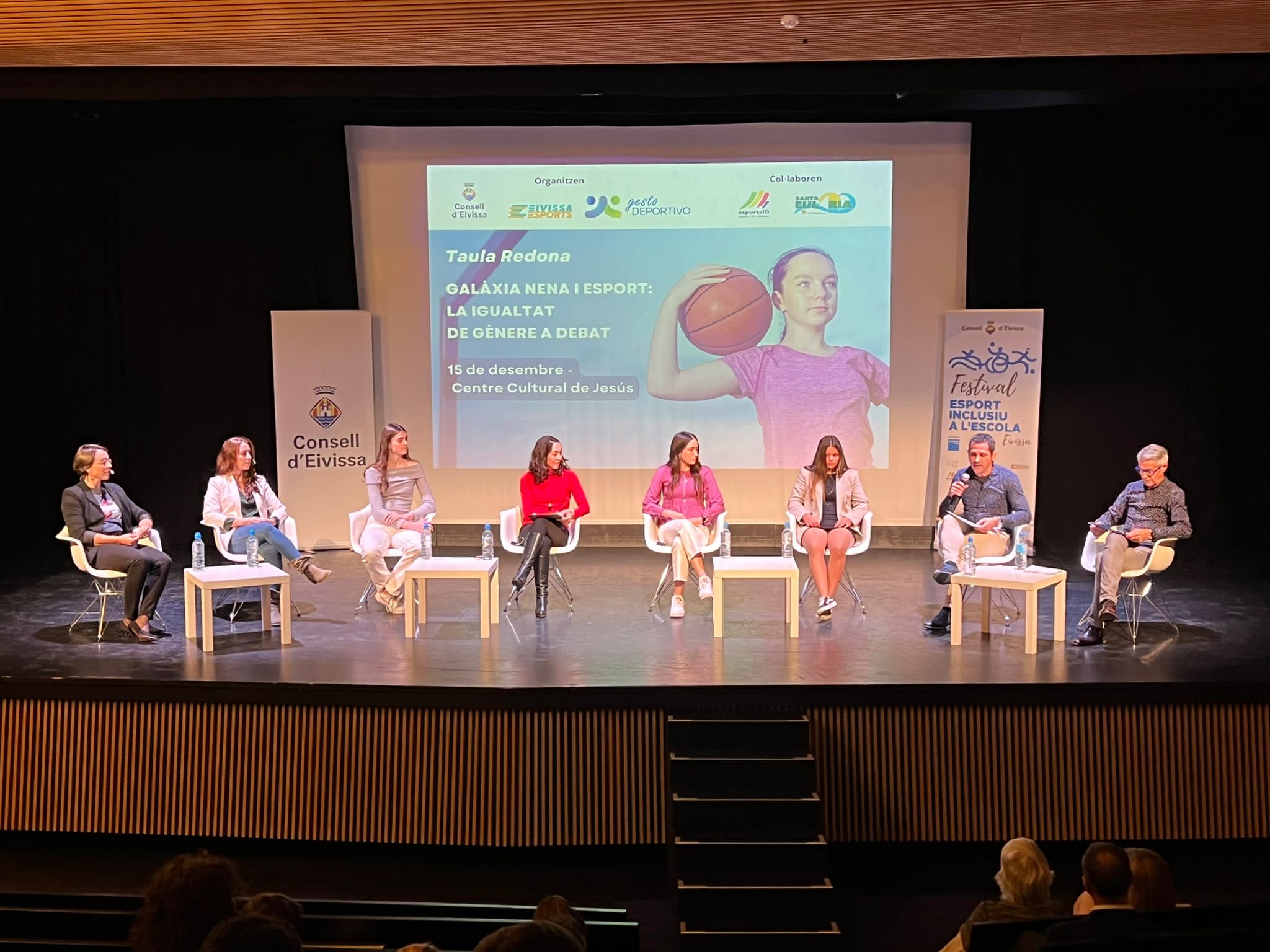 Grupo de participantes de la Mesa Redonda