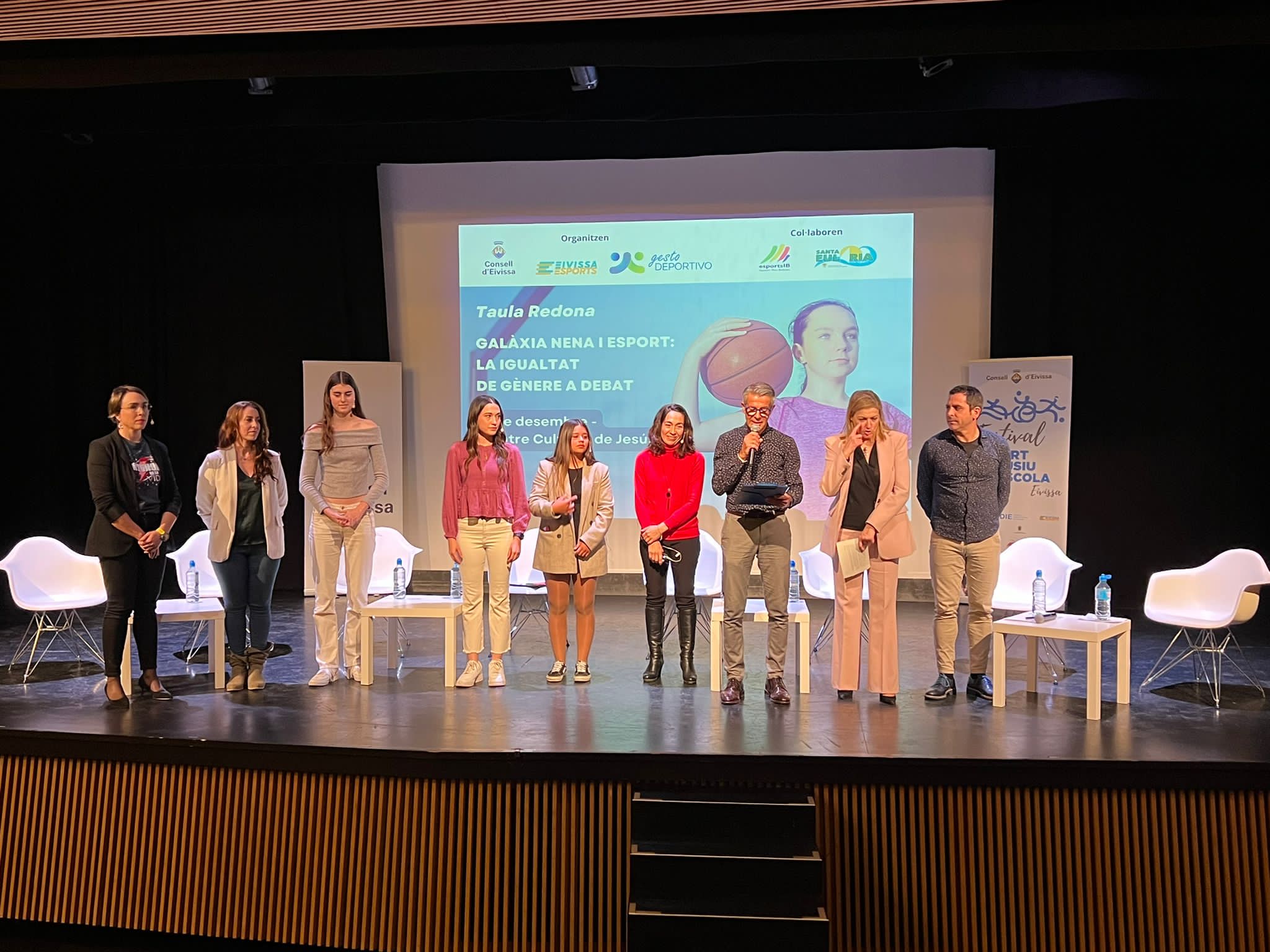 Panel de deportistas en el escenario