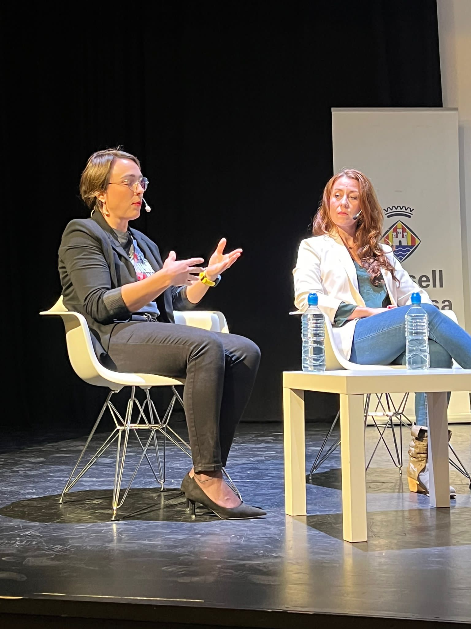 Momento del evento con micrófono